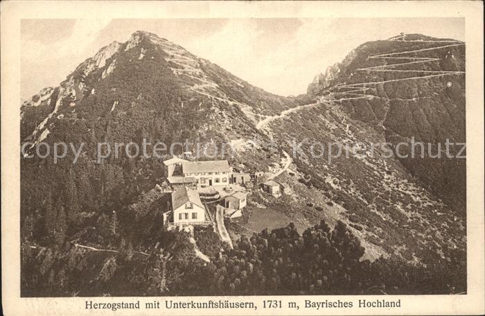 Herzogstand mit Unterkunftshaeusern Bayr Hochland