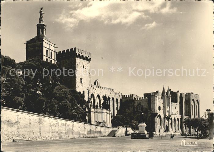 Avignon Vaucluse Notre Dame des Doms et le Palais des Papes
