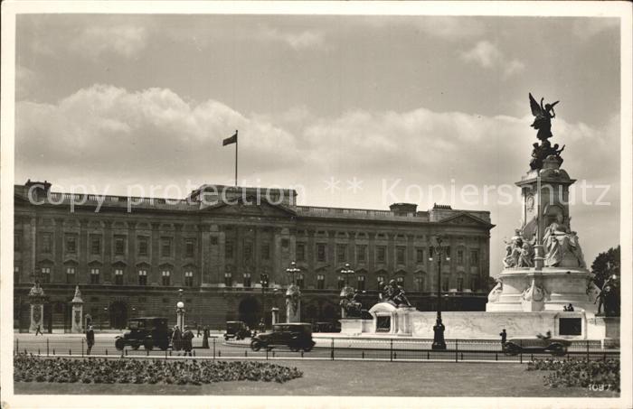 London Buckingham Palace and Victoria Memorial
