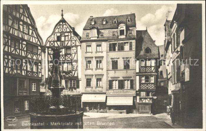 BERNKASTEL-KUES Berncastel Rheinland-Pfalz Marktplatz mit altem Brunnen Fachwerk