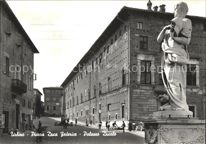Urbino Piazza Duco Federico Palazzo Ducale Monumento Statue