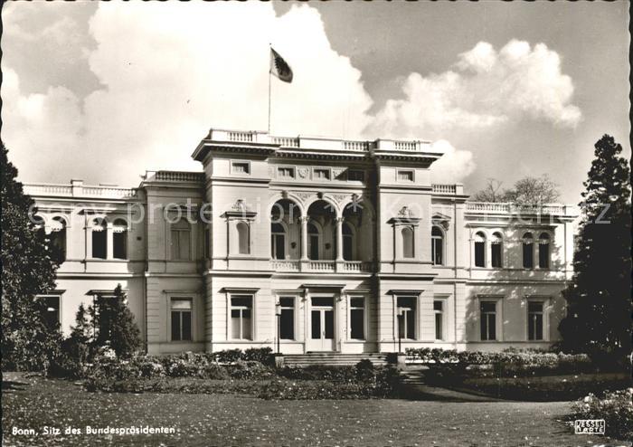 Bonn Rhein Sitz des Bundespraesidenten Flagge