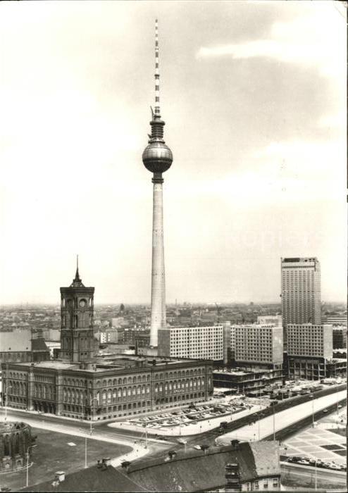 BERLIN  CITY Rotes Rathaus mit Fernseh und UKW Turm der Deutschen Post Hauptstad