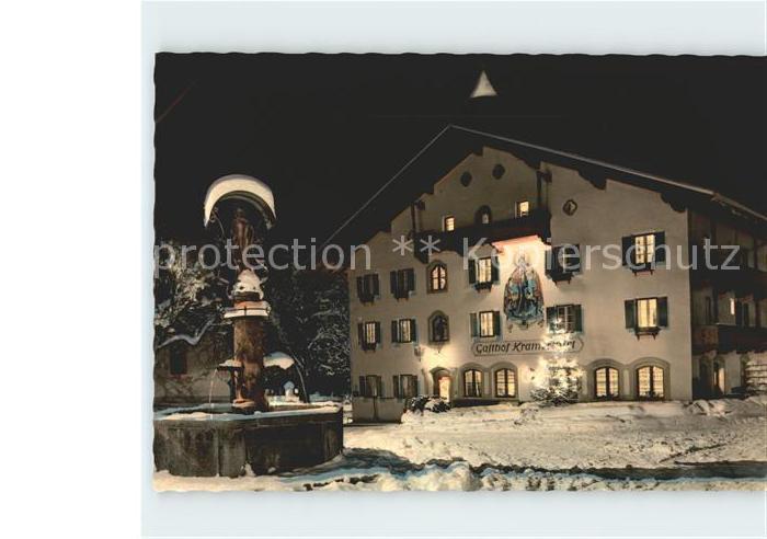 Mayrhofen Zillertal Dorfplatz mit Gasthof Kramerwirt Brunnen Winternacht