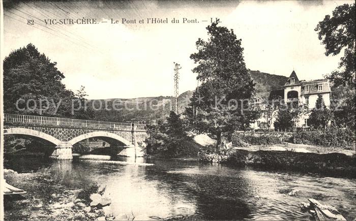 Vic-sur-Cere Le Pont et l Hotel du Pont