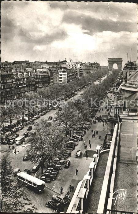 Paris Avenue des Champs Elysees vers l'arc de triomphe de l'Etoile