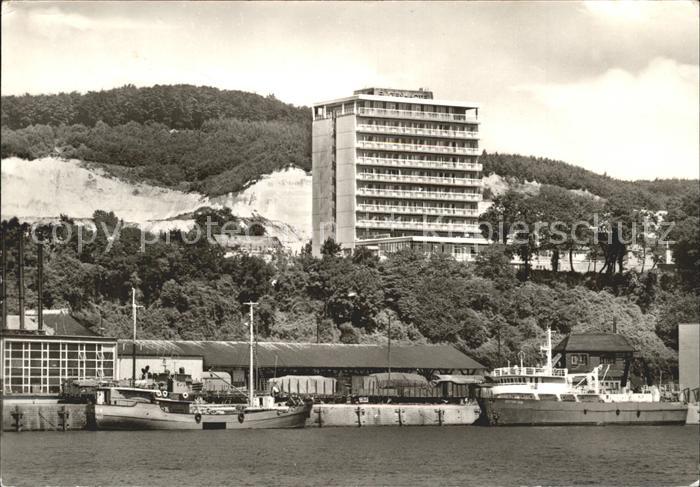 Sassnitz Ostseebad Ruegen Hafenpartie mit Ruegen Hotel