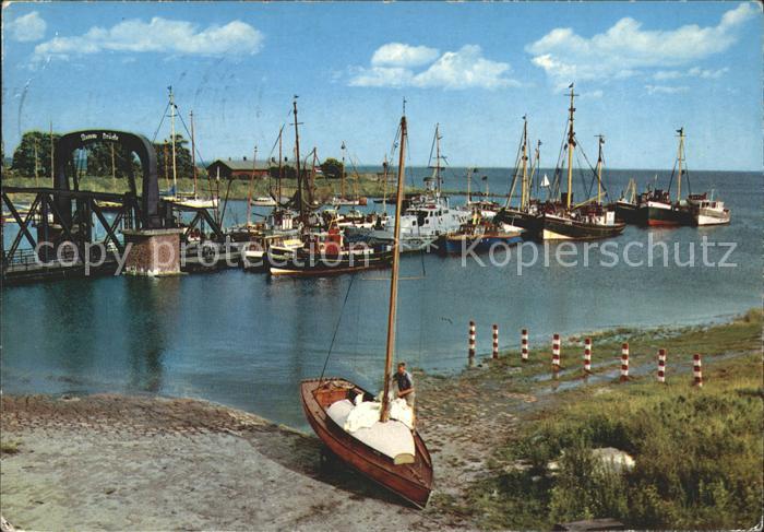 Wilhelmshaven CITY Partie an der Nassau Bruecke Fischkutter Segelboot