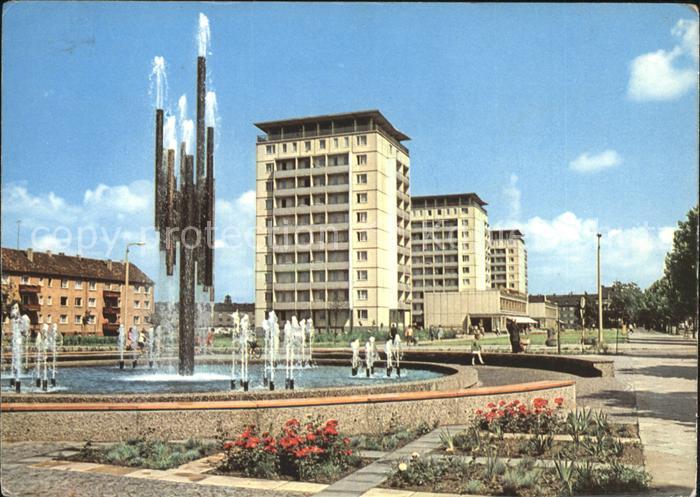 Halle Saale Chemiebrunnen und Hochhaeuser in der Leninallee