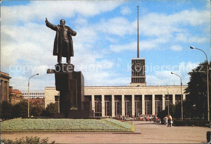 Leningrad St Petersburg Lenin Denkmal vor dem Finnlaendischen Bahnhof