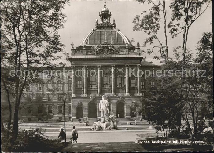 Muenchen Bayern Justizpalast mit Neptunbrunnen