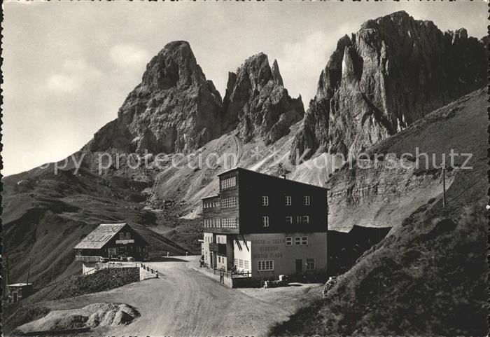 Dolomiti Sellapass mit Langkofelgruppe und Gasthof Maria Flora