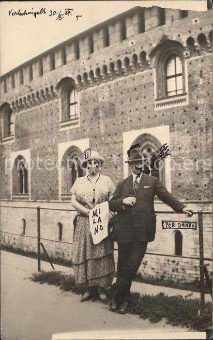 Milano Paar vor Burg