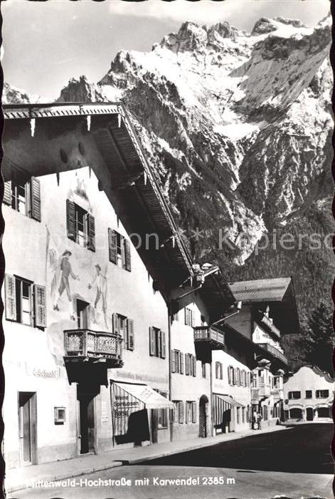 Mittenwald Karwendel Tirol Dorfpartie mit Karwendel