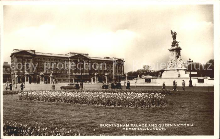 London Buckingham Palace and Queen Victoria Memorial