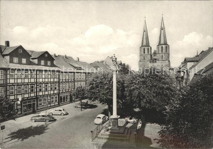 Duderstadt Niedersachsen Marktstrasse mit Mariensaeule und St Cyriakus Kirche