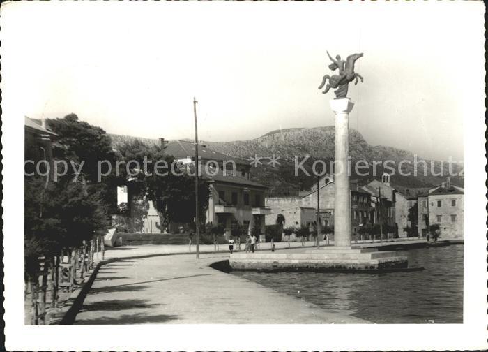 Kastela Uferweg am Hafen Saeule Skulptur