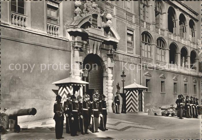 Monaco Les Carabiniers de SAS le Prince de Monaco devant l'entree du Palais