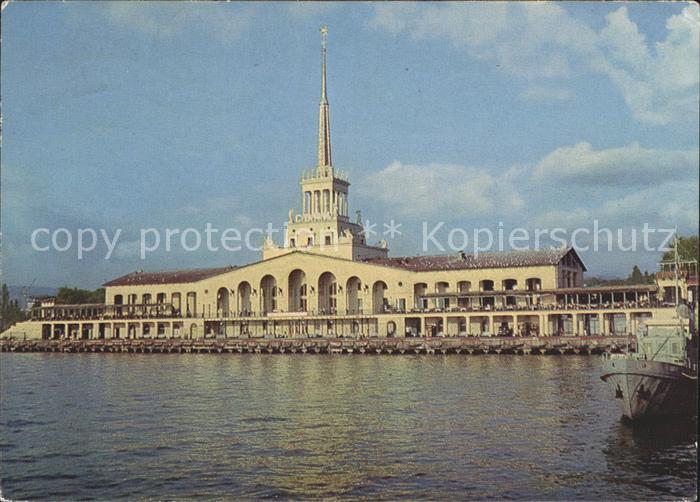 Sotschi Gebaeude am Wasser