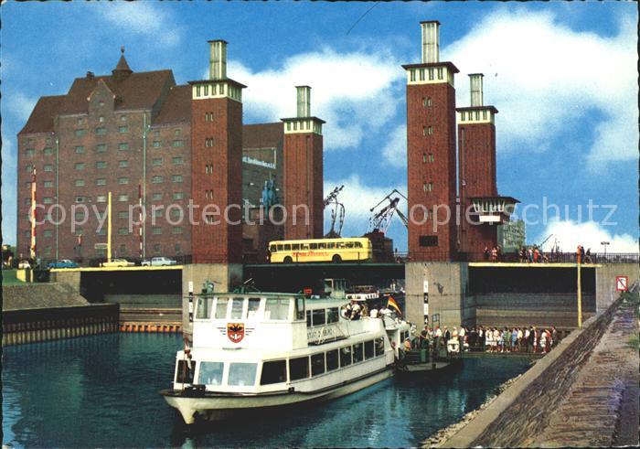 Duisburg Ruhr Schwanentorbruecke Dampfer