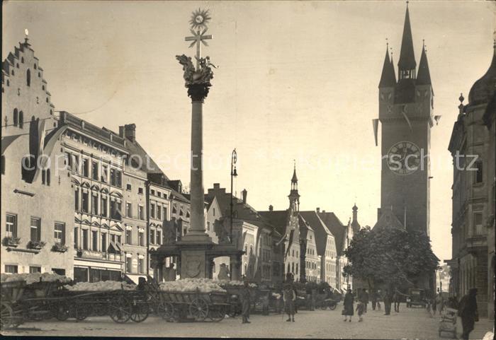 Straubing Hauptstrasse Stadtturm und Dreifaltigkeitssaeule