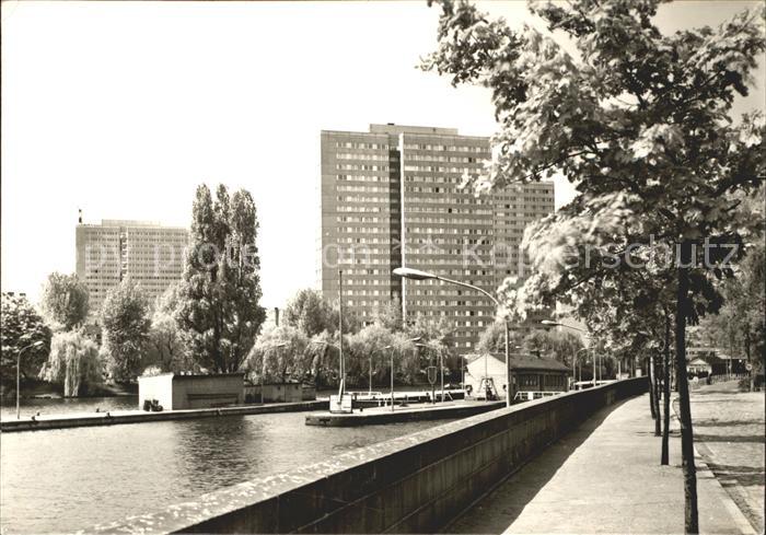 BERLIN  CITY Hochhaeuser am Fischerkietz mit Schleuse