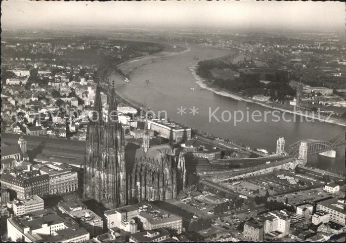 Koeln Rhein Fliegeraufnahme Dom und Rheinpartie