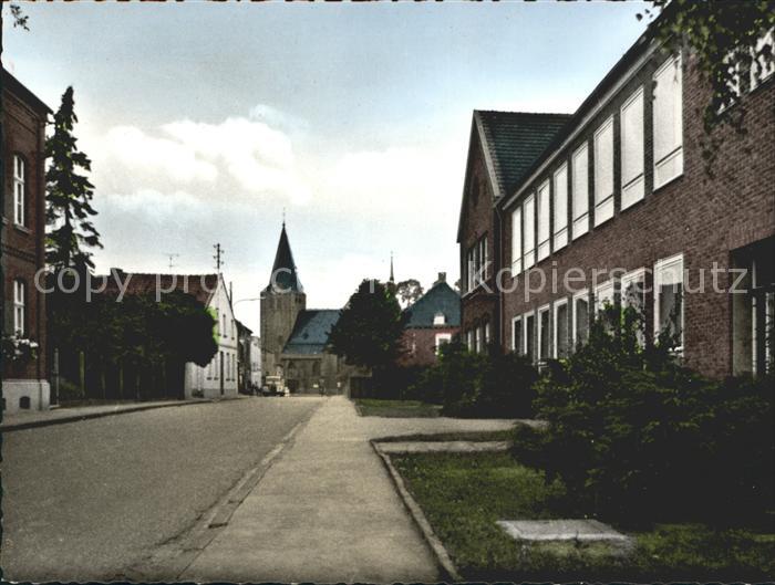 Niederkruechten Dr. Lindemann Strasse mit Schule und Kirche