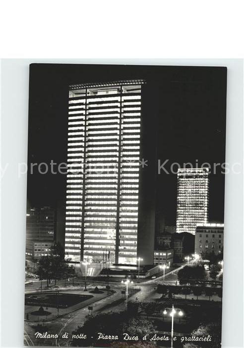 Milano di notte Piazza Duca d Aosta e grattaciele