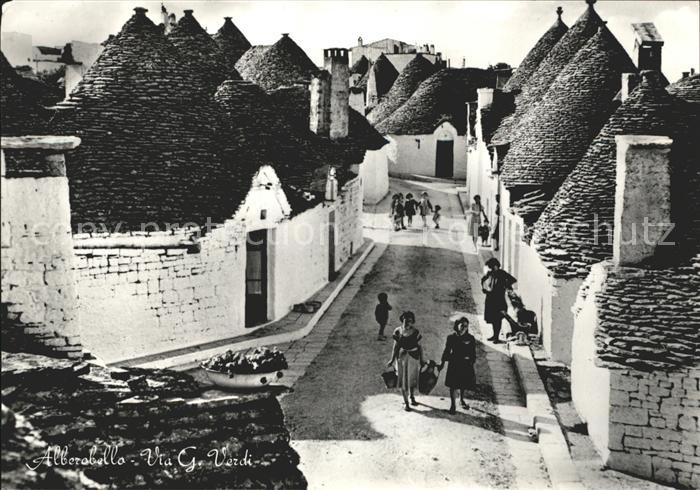 Alberobello typische weisse Haeuser mit Steindaechern
