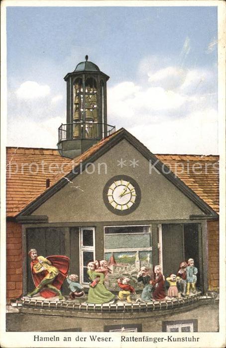 Hameln Weser Rattenfaenger Kunstuhr mit Glockenspiel am Rathaus