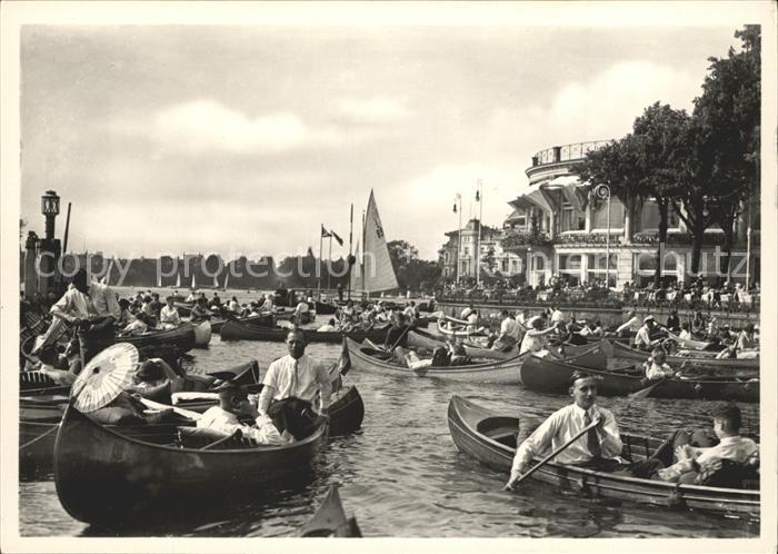 HAMBURG  CITY Bootspartie vor dem Uhlenhorster Faehrhaus