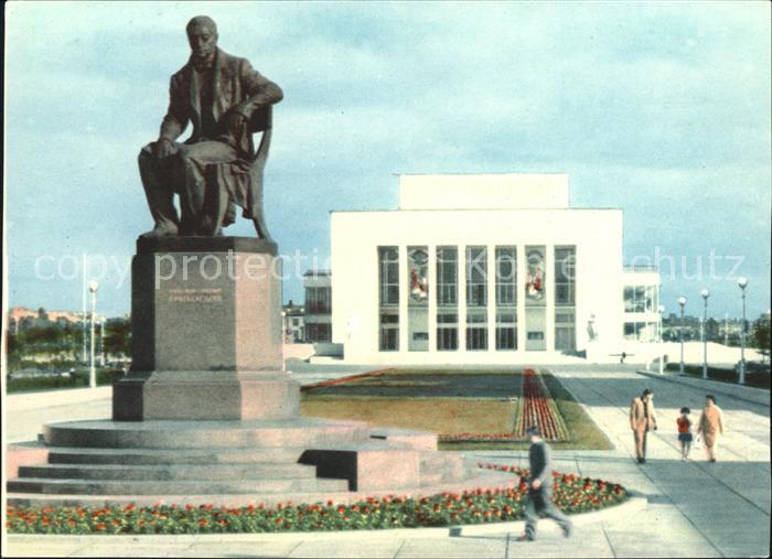 Leningrad St Petersburg Jugendtheater mit Denkmal