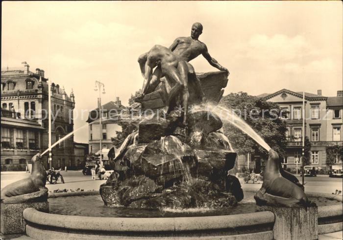 Schwerin Mecklenburg Gruentalplatz mit Denkmal die Schiffbruechigen
