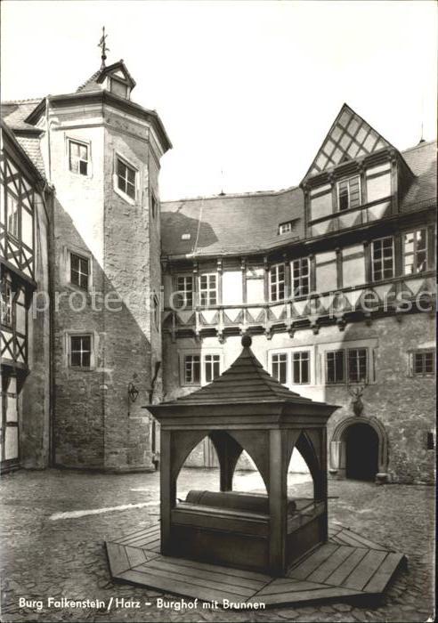 Falkenstein Harz Burghof mit Brunnen