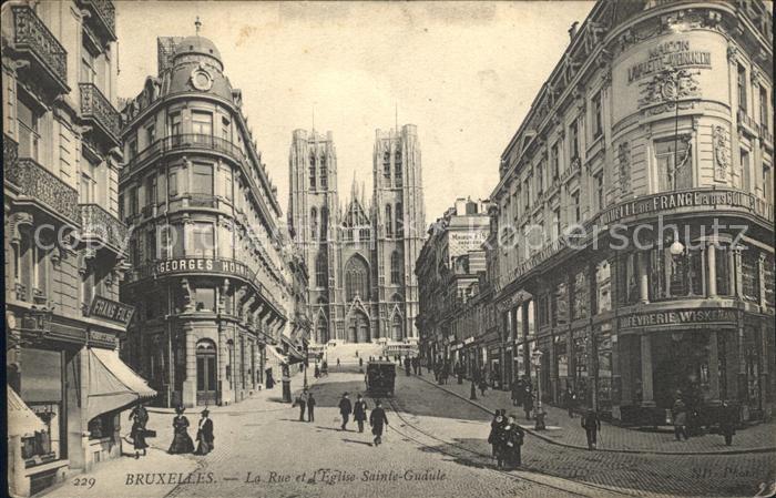 Bruxelles Bruessel La Rue et l'Eglise Sainte Gudule