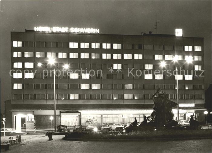 Schwerin Mecklenburg Hotel Stadt Schwerin bei Nacht