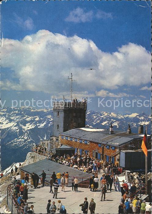 Zugspitze Muenchner Haus Aussichtsterrasse Bayrische Zugspitzbahn oesterreichisc