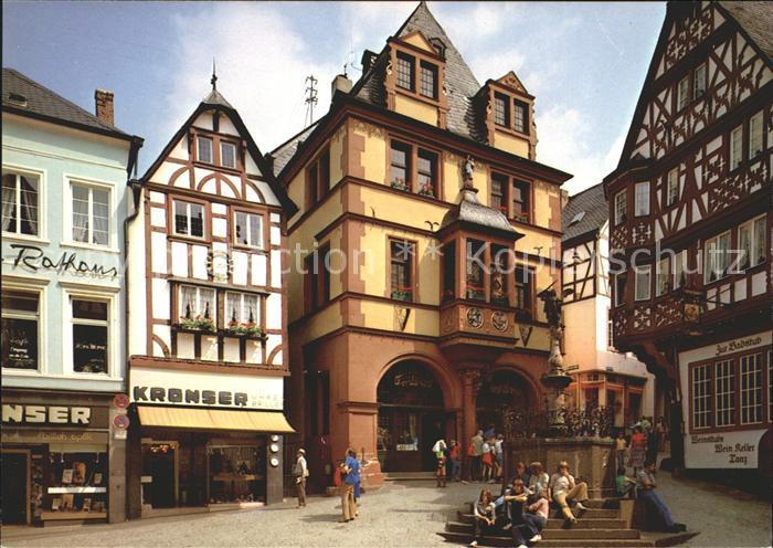 BERNKASTEL-KUES Berncastel Rheinland-Pfalz Markt mit Rathaus Brunnen