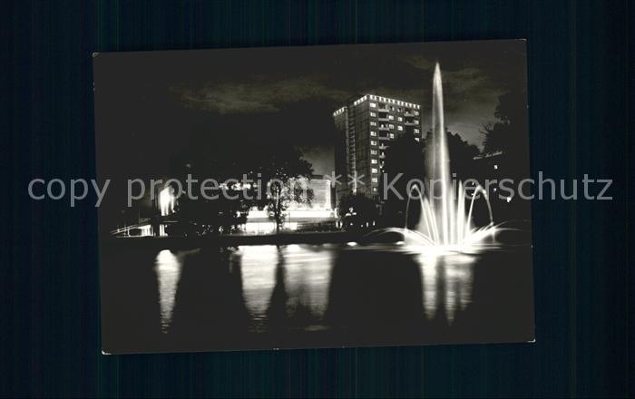 Suhl Thueringer Wald Centrum Warenhaus bei Nacht Fontaene