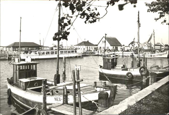 Neuendorf Hiddensee Hafenpartie Fischkutter Fahrgastschiff