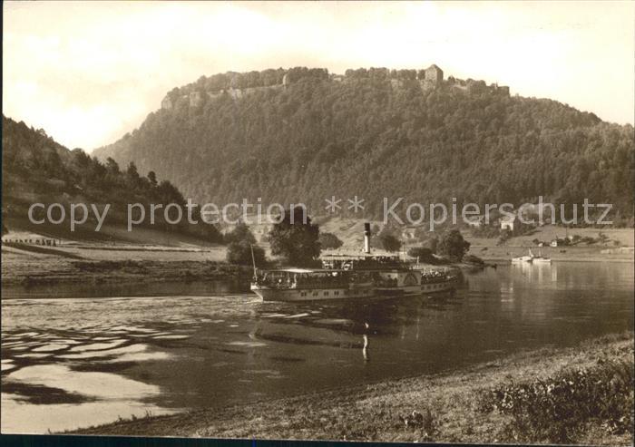 Saechsische Schweiz Blick zur Festung Koenigstein Fahrgastschiff