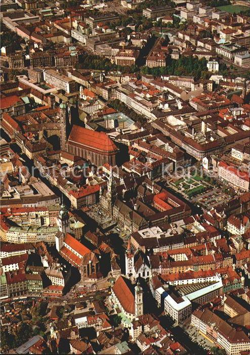 Muenchen Bayern Stadtzentrum mit Rathaus Marienplatz Pfarrkirche St Peter Frauen