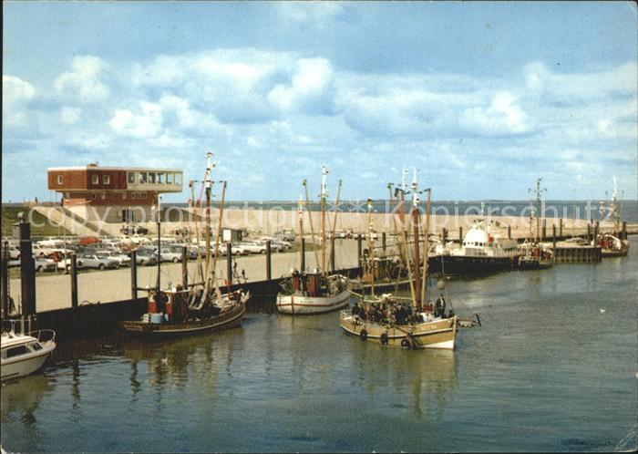 Dornumer Accumersiel Hafen mit Strandhalle Fischkutter