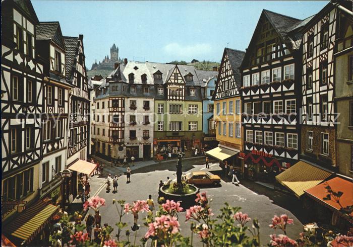 Cochem Mosel Marktplatz mit St. Martinsbrunnen und Burg Cochem