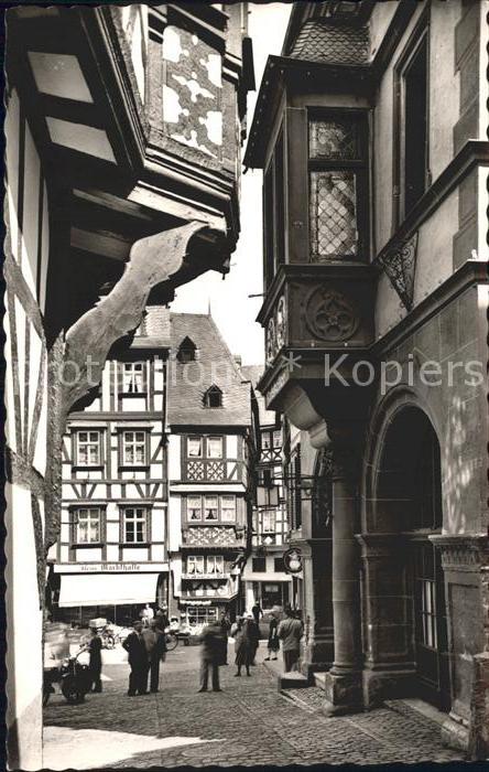 BERNKASTEL-KUES Berncastel Rheinland-Pfalz Partie am Rathaus Fachwerkhaus Erker