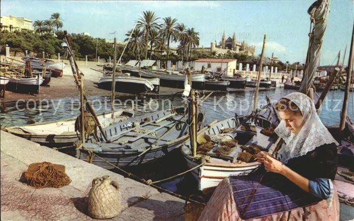 Palma de Mallorca Remendando redes en el Muelle de pescadores