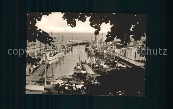 Sassnitz Ostseebad Ruegen Hafenpartie Schiffe