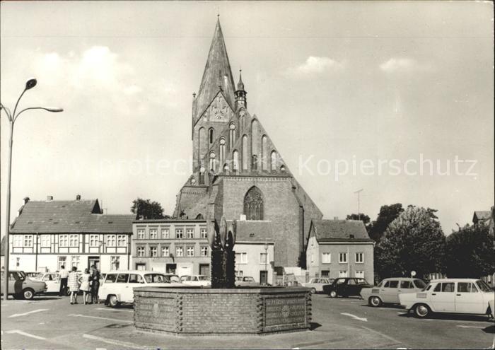 Barth Marktplatz und St Marien Kirche Brunnen