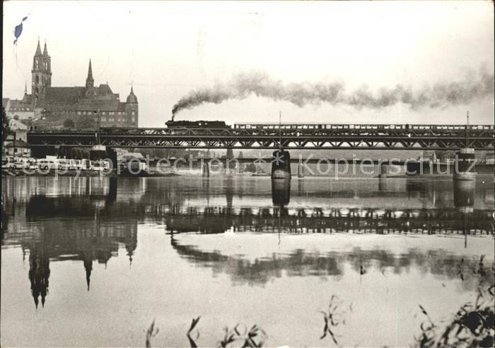 Meissen Elbe Sachsen Dampflokomotiven Baureihe 5830 mit Sonderzug auf der Elbebr